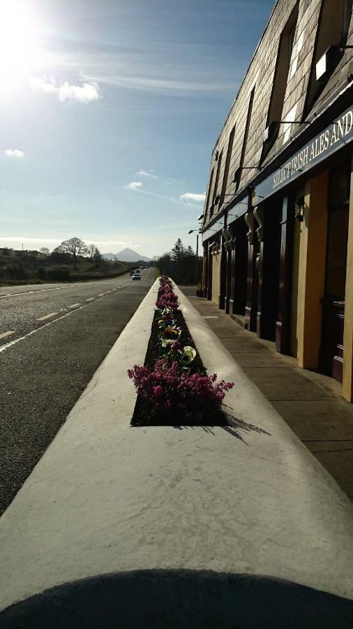 Marty'S Halfway House Hotell Westport Exteriör bild